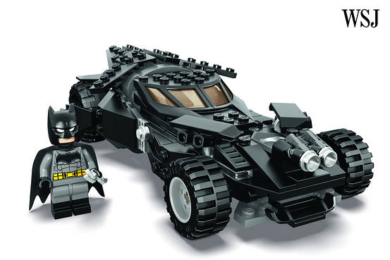Batman v Superman: Dawn of Justice - un'immagine della Lego Batmobile