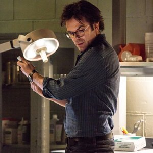 Zoo: Billy Burke in un'immagine della serie