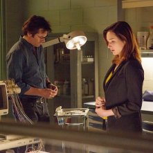 Zoo: Billy Burke e Kristen Connolly in una scena della serie
