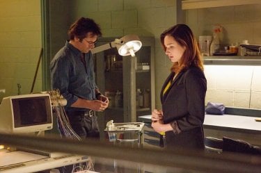 Zoo: Billy Burke e Kristen Connolly in una scena della serie