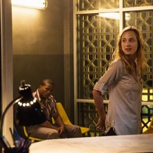 Zoo: Nora Arnezeder in una scena della serie