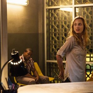 Zoo: Nora Arnezeder in una scena della serie
