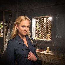 Zoo: Nora Arnezeder in un'immagine promozionale della serie