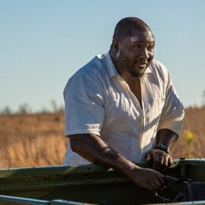 Zoo: Nonso Anozie in una scena della serie