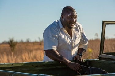 Zoo: Nonso Anozie in una scena della serie