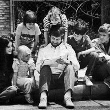 Steven Spielberg (al centro) con gli attori di Poltergeist ed E.T. nel 1982