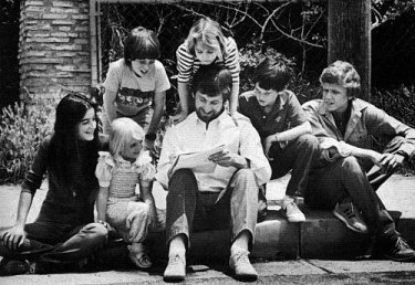 Steven Spielberg (al centro) con gli attori di Poltergeist ed E.T. nel 1982