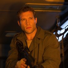 Terminator: Genisys, Jai Courtney è Kyle Reese in una scena del film 