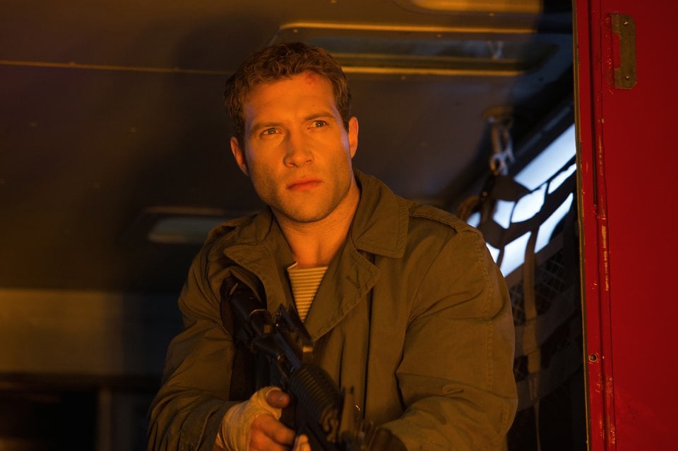 Terminator: Genisys, Jai Courtney è Kyle Reese in una scena del film