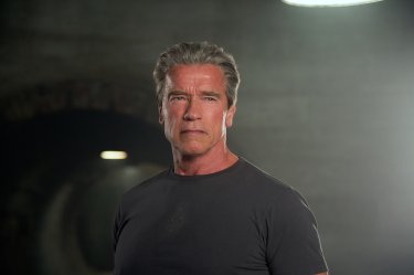 Terminator: Genisys, Arnold Schwarzenegger con il suo sguardo di ghiaccio in una scena del film