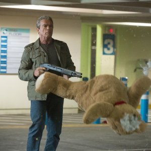 Terminator: Genisys, Arnold Schwarzenegger spietato in una scena del film 