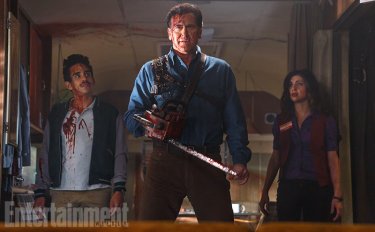 Ash vs. Evil Dead: Ray Santiago, Bruce Campbell e Dana DeLorenzo in una foto tratta dalla serie