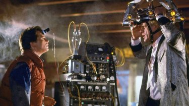 Ritorno al futuro: Michael J. Fox e Christopher Lloyd in una scena del film