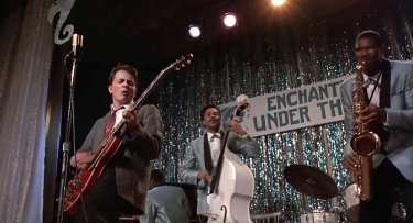 Ritorno al futuro: Michael J. Fox si esibisce in Johnny B Goode
