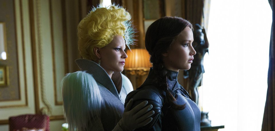 Hunger Games: Il canto della rivolta - Parte 2: Elizabeth Banks e Jennifer Lawrence in una scena del film