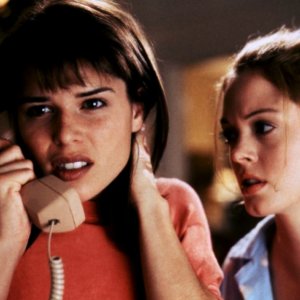 Scream: Neve Campbell e Rose McGowan in una scena del film