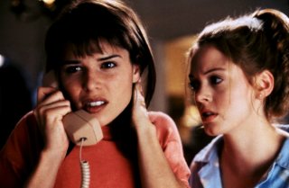 Scream: Neve Campbell e Rose McGowan in una scena del film