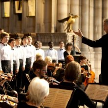 Boychoir: Dustin Hoffman direttore d'orchestra in una scena del film di François Girard