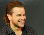 Matt Damon mostra la sua coda di cavallo!