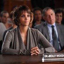 Extant: Halle Berry in una scena dell'episodio Change Scenario