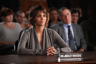 Extant: Halle Berry in una scena dell'episodio Change Scenario