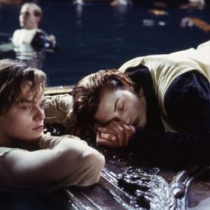 Titanic: DiCaprio e Kate Winslet nella sequenza della zattera