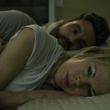 Kim Basinger e Sebastian Schipper nel film I Am Here