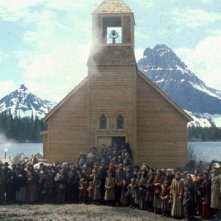 I cancelli del cielo: una scena corale davanti alla chiesa