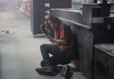 American Ultra: Jesse Eisenberg intimorito sul pavimento del supermercato