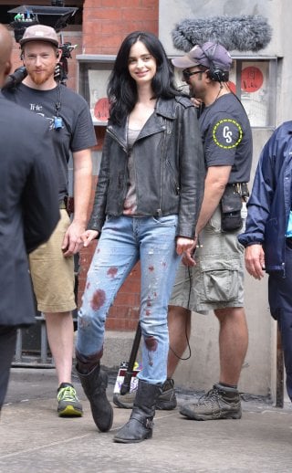 A.K.A. Jessica Jones: Kysten Ritter sul set con gli abiti macchiati di sangue