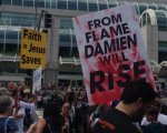 Damien al Comic-Con: il diavolo si unisce agli attivisti cristiani 
