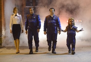 Pixels: Adam Sandler, Peter Dinklage, Michelle Monaghan e Josh Gad in una scena del film di Chris Columbus