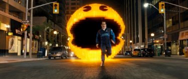 Pixels: Josh Gad in fuga da un Pac-Man gigante nel film di Chris Columbus