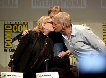 Carrie Fisher bacia Harrison Ford al Comic Con, durante la presentazione di Star Wars:il risveglio della forza