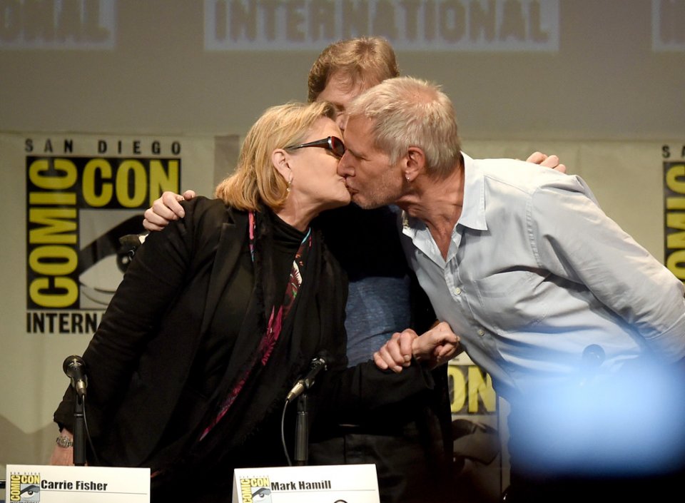 Carrie Fisher bacia Harrison Ford al Comic Con, durante la presentazione di Star Wars:il risveglio della forza