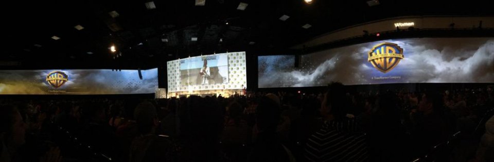 Lo schermo immenso della Hall H, al comicon 2015 per la presentazione Warner