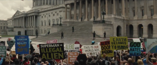 Batman v Superman: Dawn of Justice: proteste contro Superman nel nuovo trailer del film