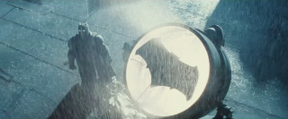 Batman v Superman: Dawn of Justice: Batman col nuovo Batsegnale nel nuovo trailer del film