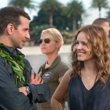 Bradley Cooper, Rachel McAdams ed Emma Stone nel film Sotto il cielo delle Hawaii