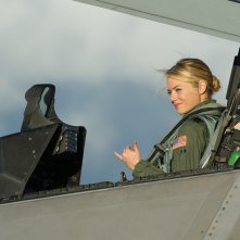 Una Emma Stone pilota nel film Sotto il cielo delle Hawaii