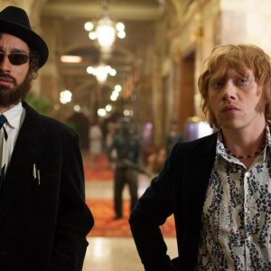Moonwalkers: Rupert Grint e Robert Sheehan in una scena del film