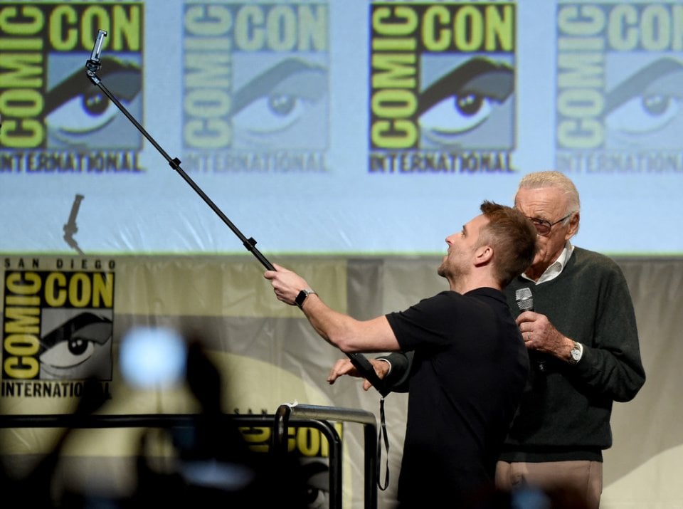 Stan Lee si prepara per il mega-selfie al Comic Con 2015!