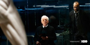 Westworld: Anthony Hopkins e Jeffrey Wiright in una scena della serie tv