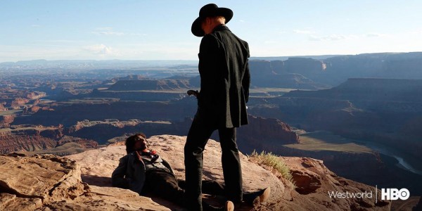 Westworld: Ed Harris minaccia un uomo su una collina