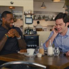 Un disastro di ragazza: Bill Hader e LeBron James in una scena