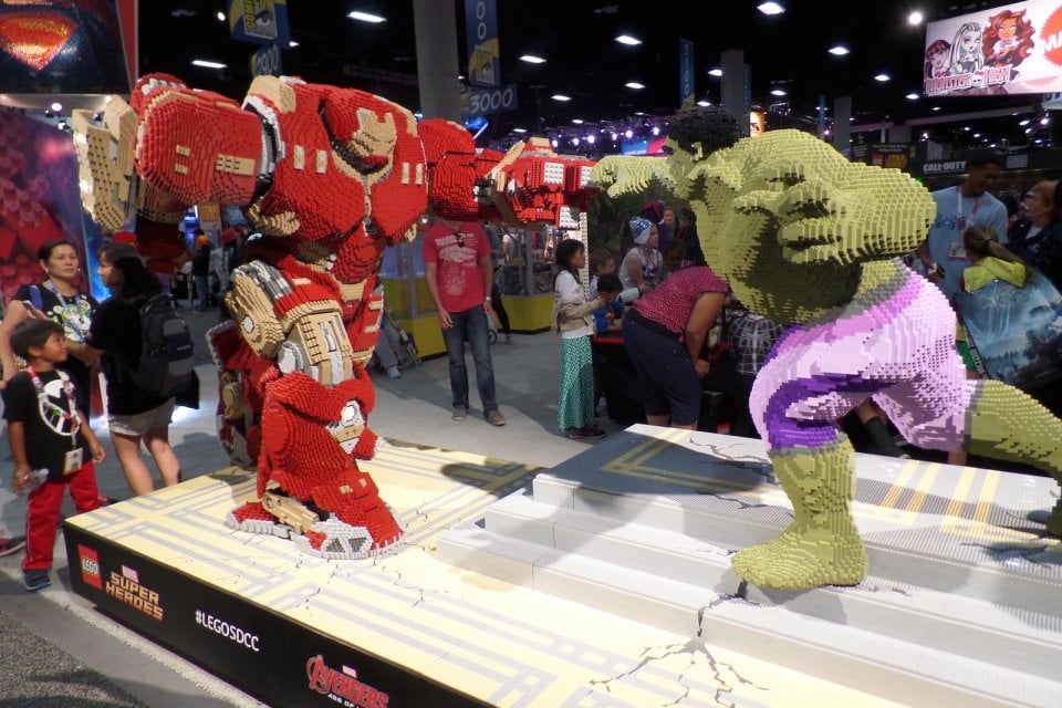 Comic-Con 2015: Hulk contro la Hulkbusters versione Lego dall'evento di San Diego