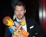 Jurassic World: Chris Pratt porta le minifigure Lego in tour!