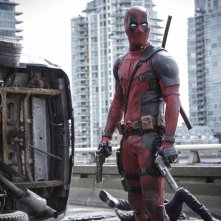 Deadpool: Ryan Reynolds sul viadotto a fianco di un camion rovesciato