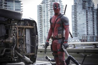 Deadpool: Ryan Reynolds sul viadotto a fianco di un camion rovesciato