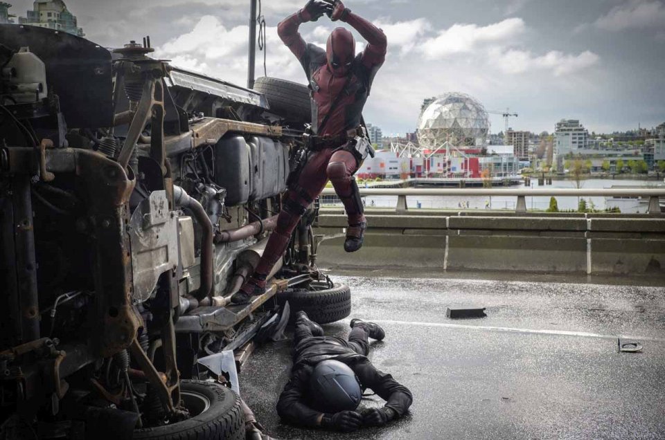 Deadpool: Ryan Reynolds assalta un nemico